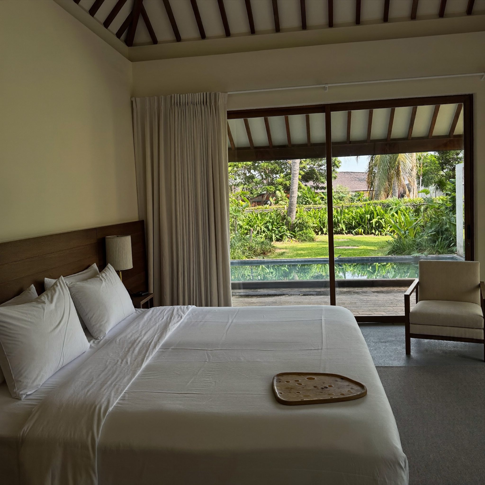 Kamar rumah modern Bali dengan pemandangan taman dan teras kayu
